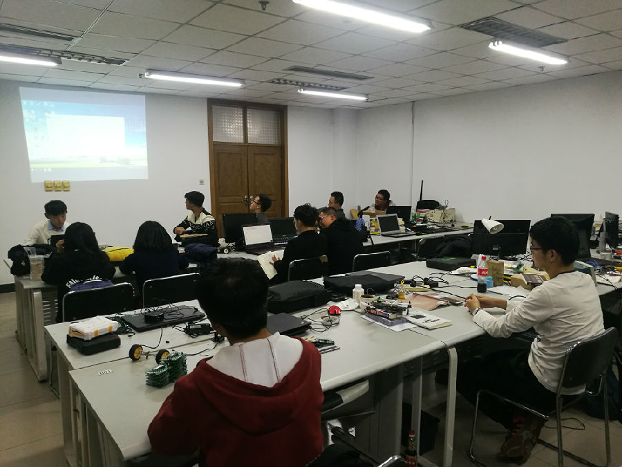 2017.11.11智能车小车制作培训IMG_20171111_193450_1.jpg